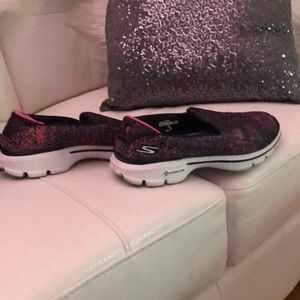 Woman’s sketcher go walk 3